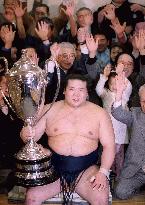 Tochiazuma wins his 1st Emperor's Cup